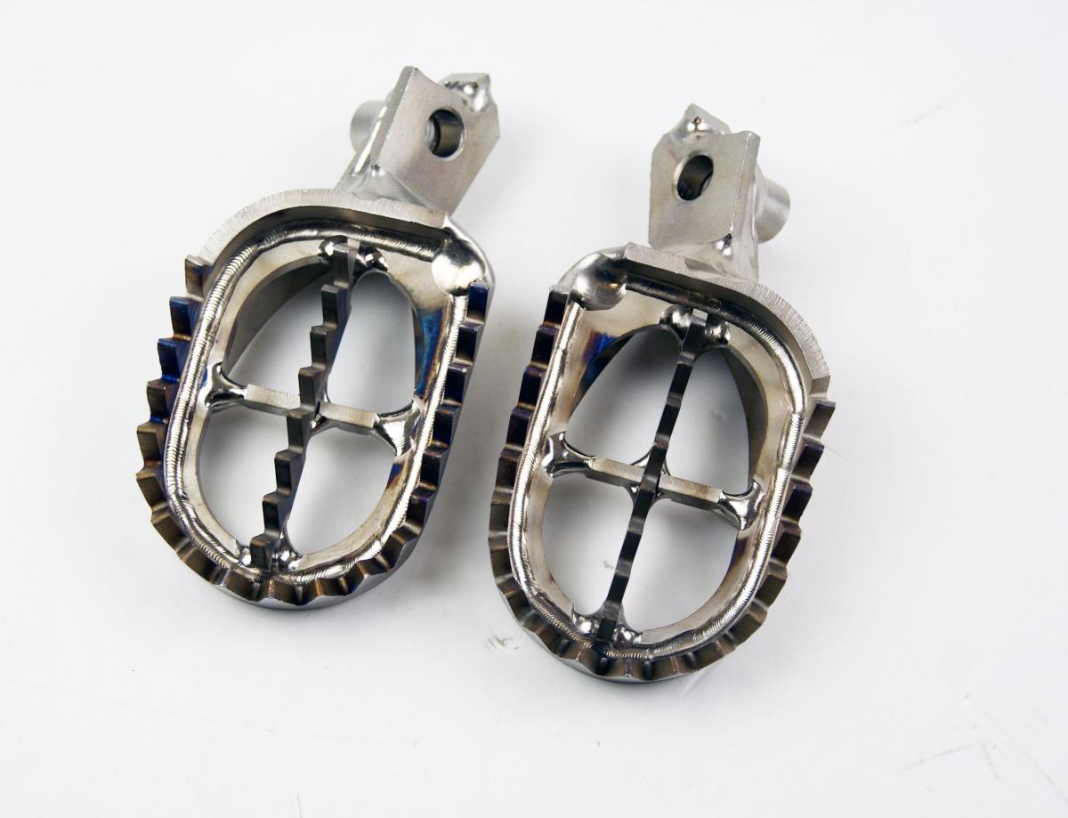 SCAR TITANIUM FOOT PEG SET SUZUKI RM-Z250 07-09, RM-Z450 05-07, RMX450Z 10-15