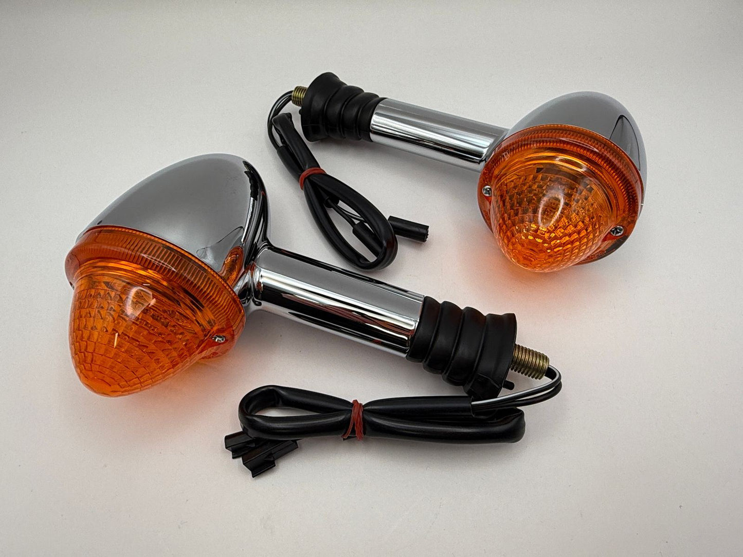Indicator Triumph America 2008, Bonneville 2001-2009, Bonneville T100 Carb & EFI 2001-2016, Scrambler Carb & EFI 2006-2016, Thruxton Carb & EFI 2004-2016 Front Left & Right (Amber Lens) OE Ref's T2702011 & T2702012