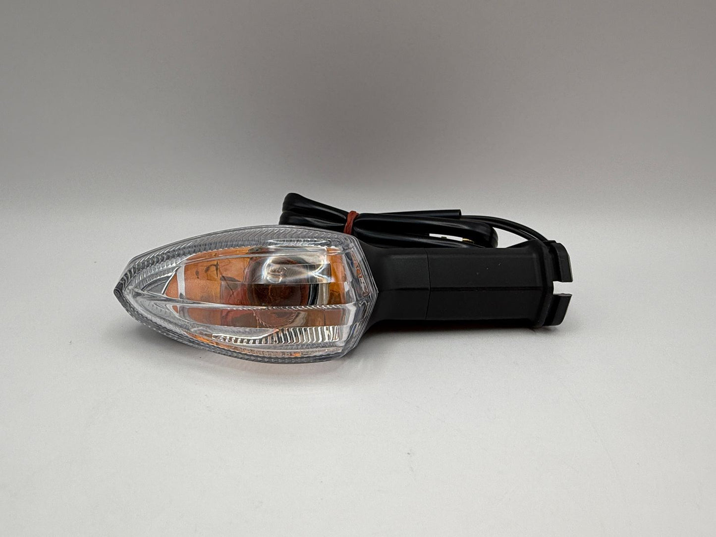Indicator Suzuki GSX-S125 2018-2025, GSX-R125 2018-2025  Front Right & Rear Left (Clear Lens) Wire Length 60cm with male bullet connectors. OE Ref. 35601-34J61/34J62/34J80 & 35604-34J61/34J62/34J80