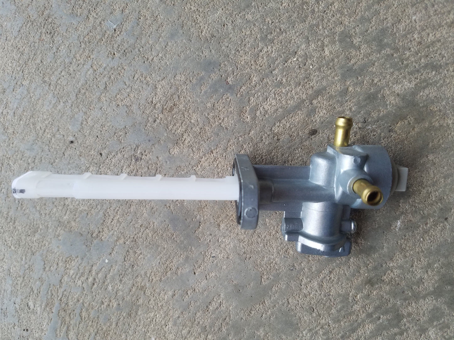 TourMax Petrol Tap Yamaha RD250LC 82, RD350LC 82 34mm Centres, Twin Outlet Right Hand & Rear OE Ref: 4L0-24500-00