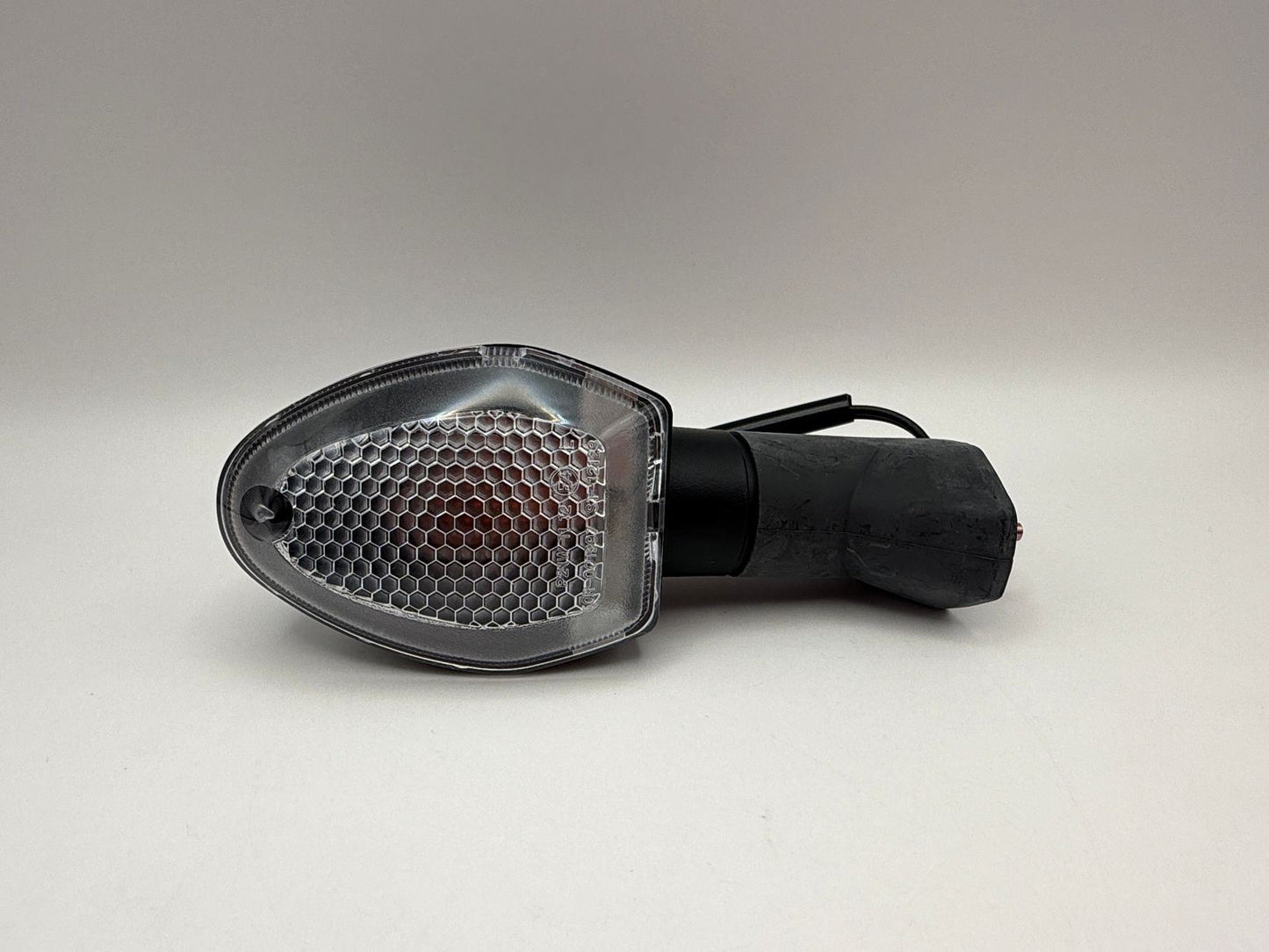 Indicator Suzuki DL650 2017-2025, DL1000 2014-2019, GSX-S1000 2015-2018, DL1050 2020-2022, GSX1250F 2014-2016 Front Left (Clear Lens) Wire Length 8.5cm with connector OE Ref. 35602-08JA0