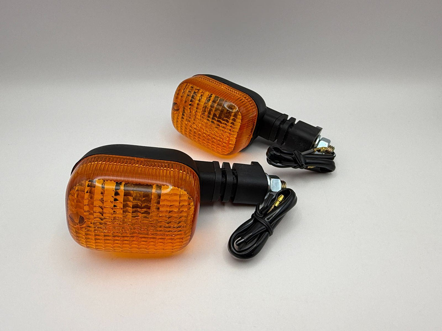 Indicator BMW OE Ref. 63237654310 & 63237654309, Benelli OE Ref. R52140031A0 & R52140041A0, Cagiva OE Ref. 800066341 & 800066342, Ducati OE Ref. 53040041A & 53040031A, Italjet OE Ref. 33810049 & 33810050, Malaguti OE Ref. 01903600 & 01903500
