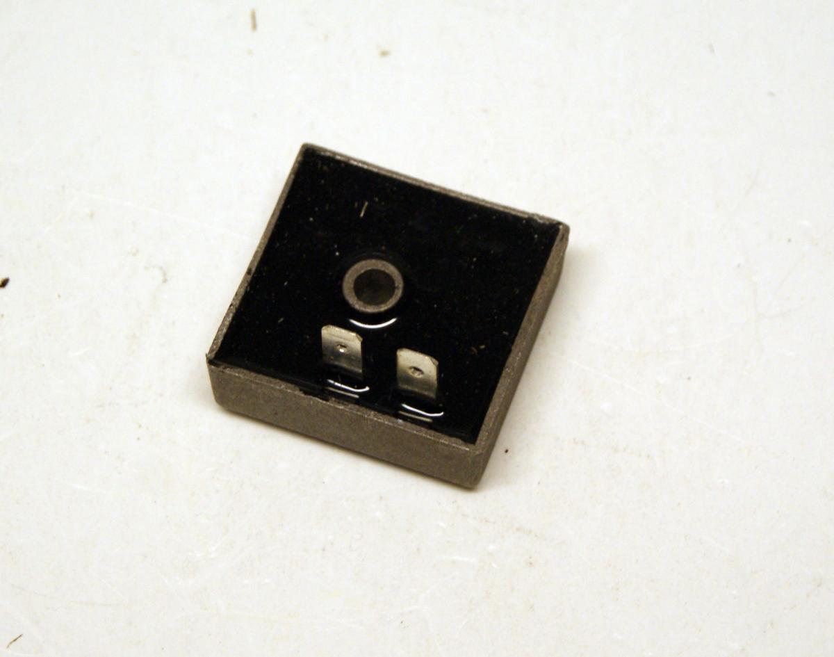 UNIVERSAL 2 WIRE REGULATOR 12v/8A